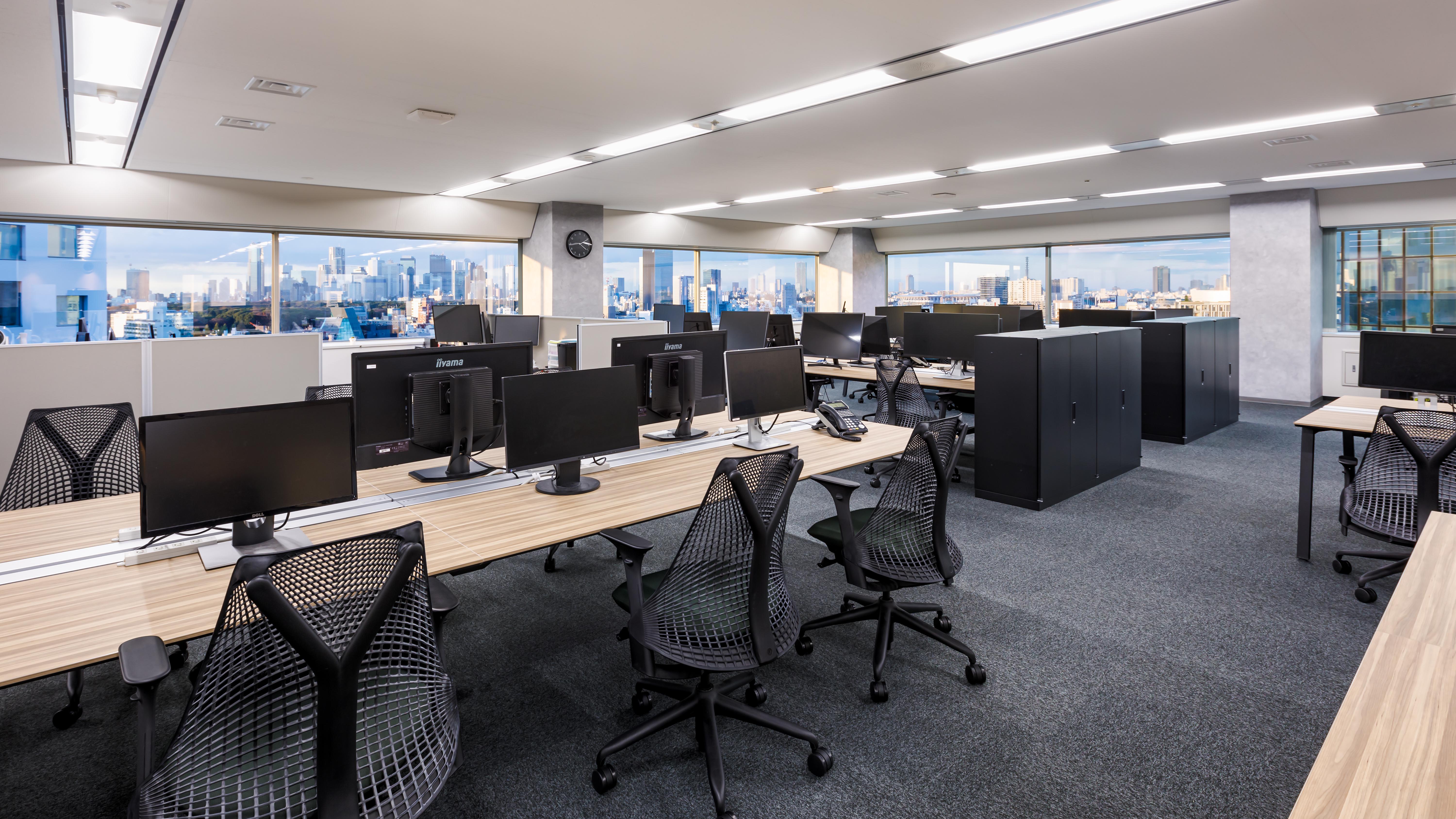 執務室はフリーアドレスです。エビリーでは出社とリモートのハイブリット勤務となっており、出社日はチームごとに決まっています。