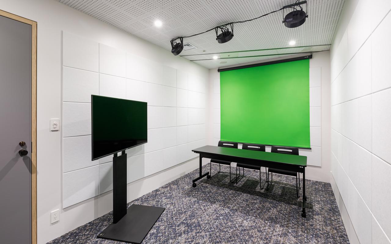 社内にスタジオがあります。ここで動画を撮影したり、ライブ配信をしたりします。