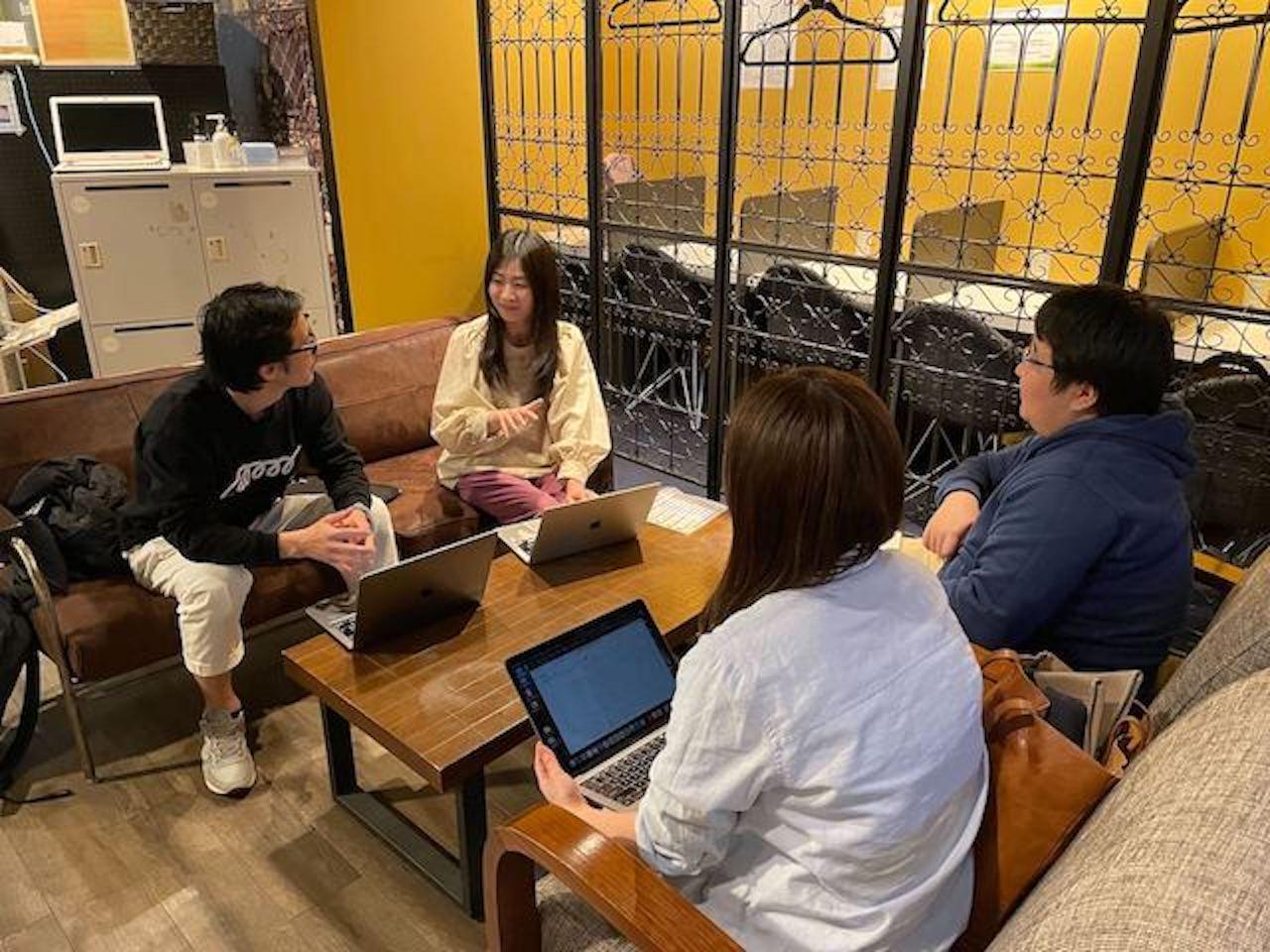 フラットなコミュニケーションが常で、発言を躊躇したり萎縮したりが一切ない。メンバーからの積極的な発信を歓迎していて、手を挙げた者にどんどん任せ、成長機会を与えるカルチャーだ。