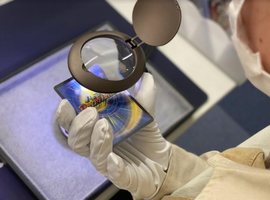 「magi」はコレクター向けのトレーディングカードやスニーカー、ホビーに特化し、あんしん取引機能などを通じて、本物を安心してネットで売買できるフリマアプリです。直近はリアル店舗も出店を拡大しています。