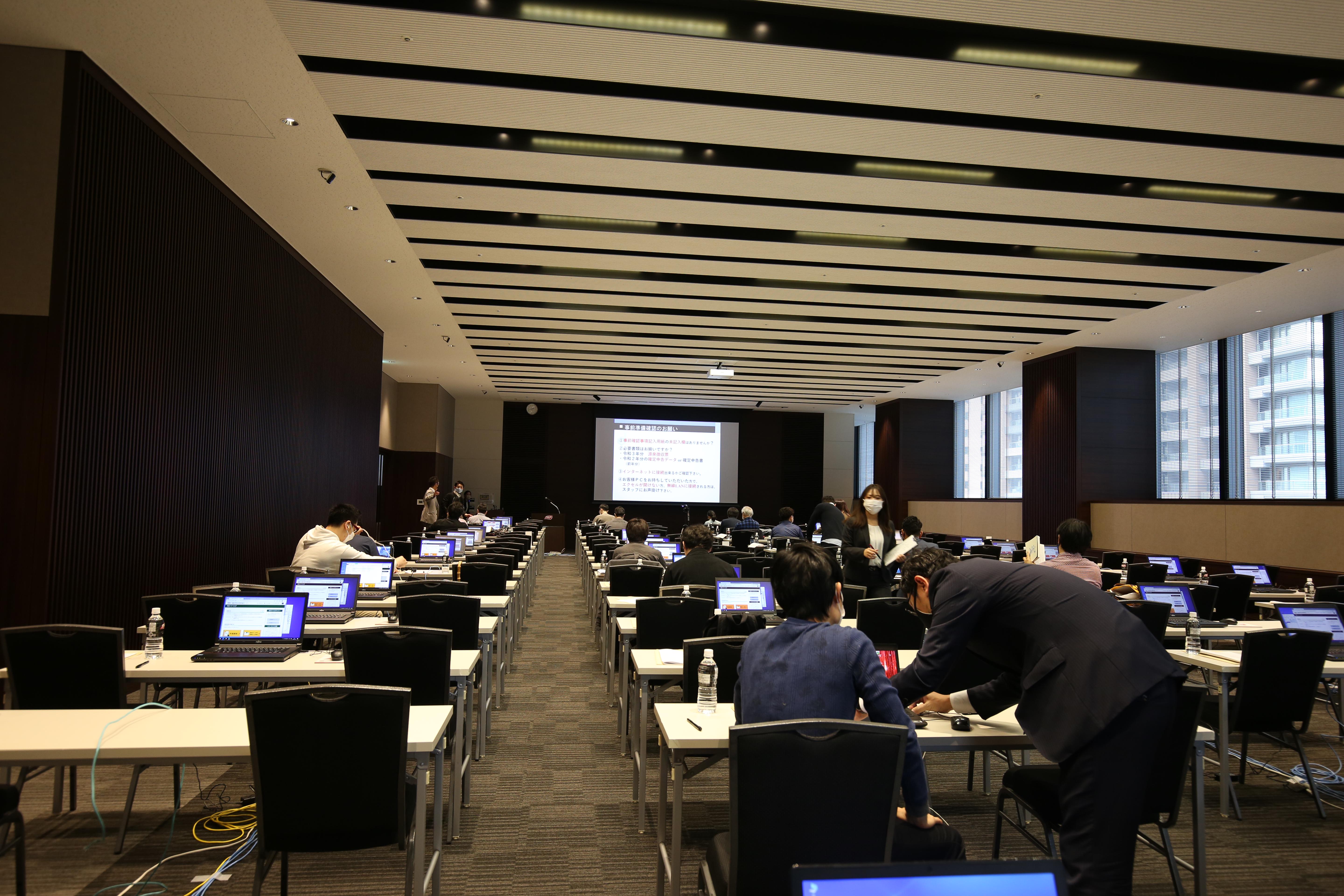 定期的に行われる確定申告セミナー。
カスタマーファーストを考えて、ご購入いただいた方に、専任の税理士からレクチャーがあります。
終わった後は、懇親会を開催して、お客様同士の繋がりを深めています。