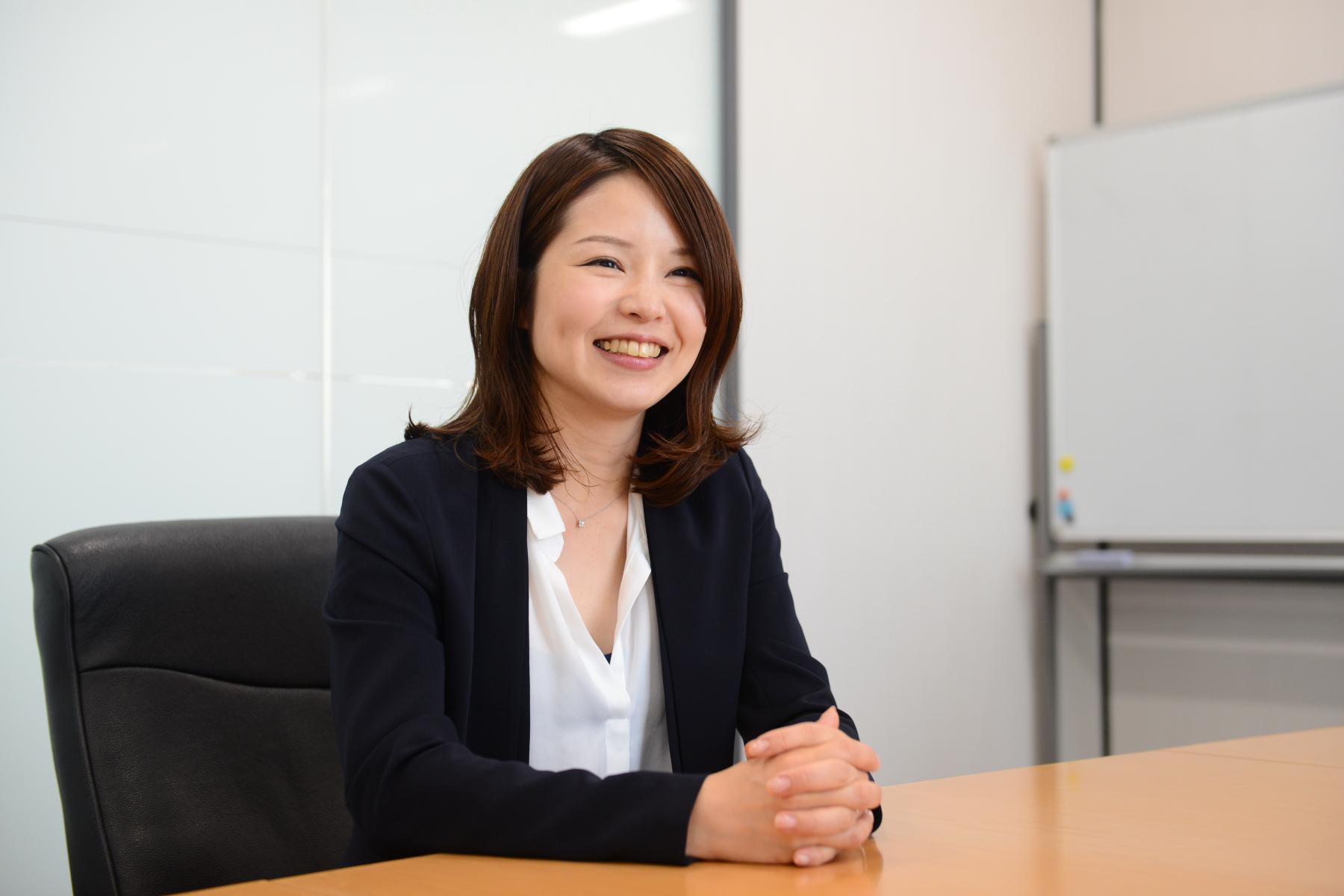 不動産業界の中では珍しく女性比率が50％。企業の成長と共に、結婚や出産し、そして復帰しているママさん社員も多くなっています。
女性の育児休業取得率は100％です。
2021年には男性初の育児休業取得社員も出ました。2022年も実績値としては100％です。
若手社員が多いからこそ、社員に寄り添いすぎも甘えを招く結果になってしまうかも知れませんが、ともに伴走して成長していくことで企業の屋台骨も、年輪のように大きくなっていくはず。
働く環境も、随時変化に富ませながら尽力しています。