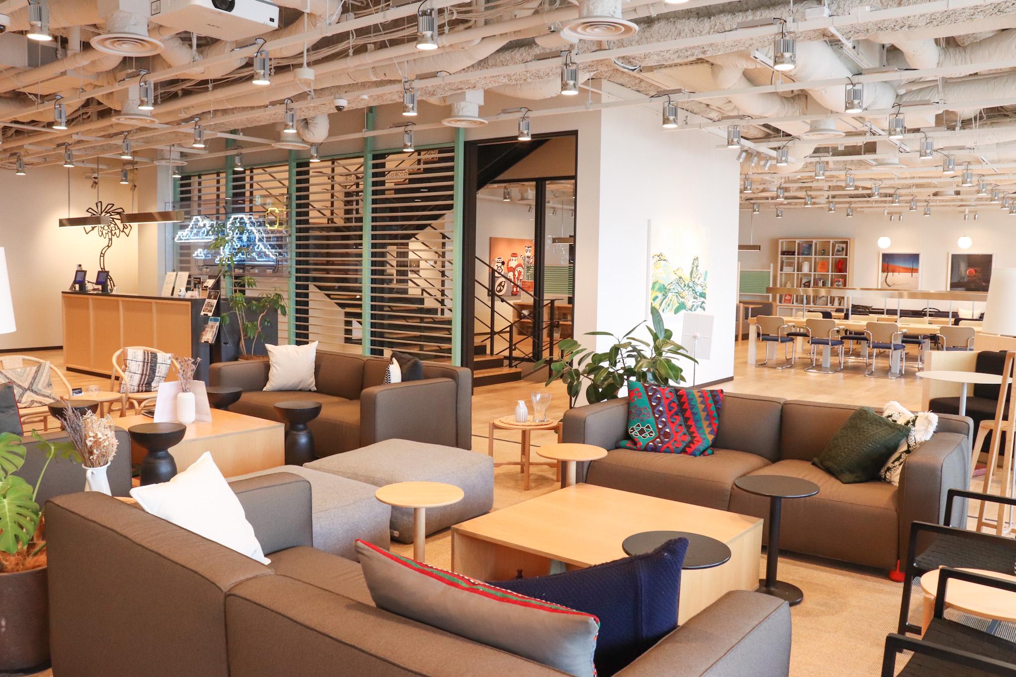 自席とプラスして開放感のあるオープンフロアを完備したオフィスタイプ。自由に両方を使用し業務に集中できる環境を用意しています。