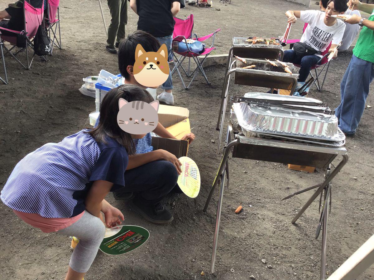 まだかな～。バーベキュー大会の主役はおにいちゃん、おねえちゃん。焼き方も完璧です(多分)。