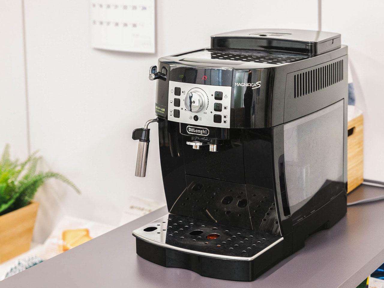 業務の疲れを癒すリフレッシュルームには、個別デスクやリクライニングソファーなど社員の希望をできる限り叶えた作りとなっている。高性能コーヒーマシンも好評。