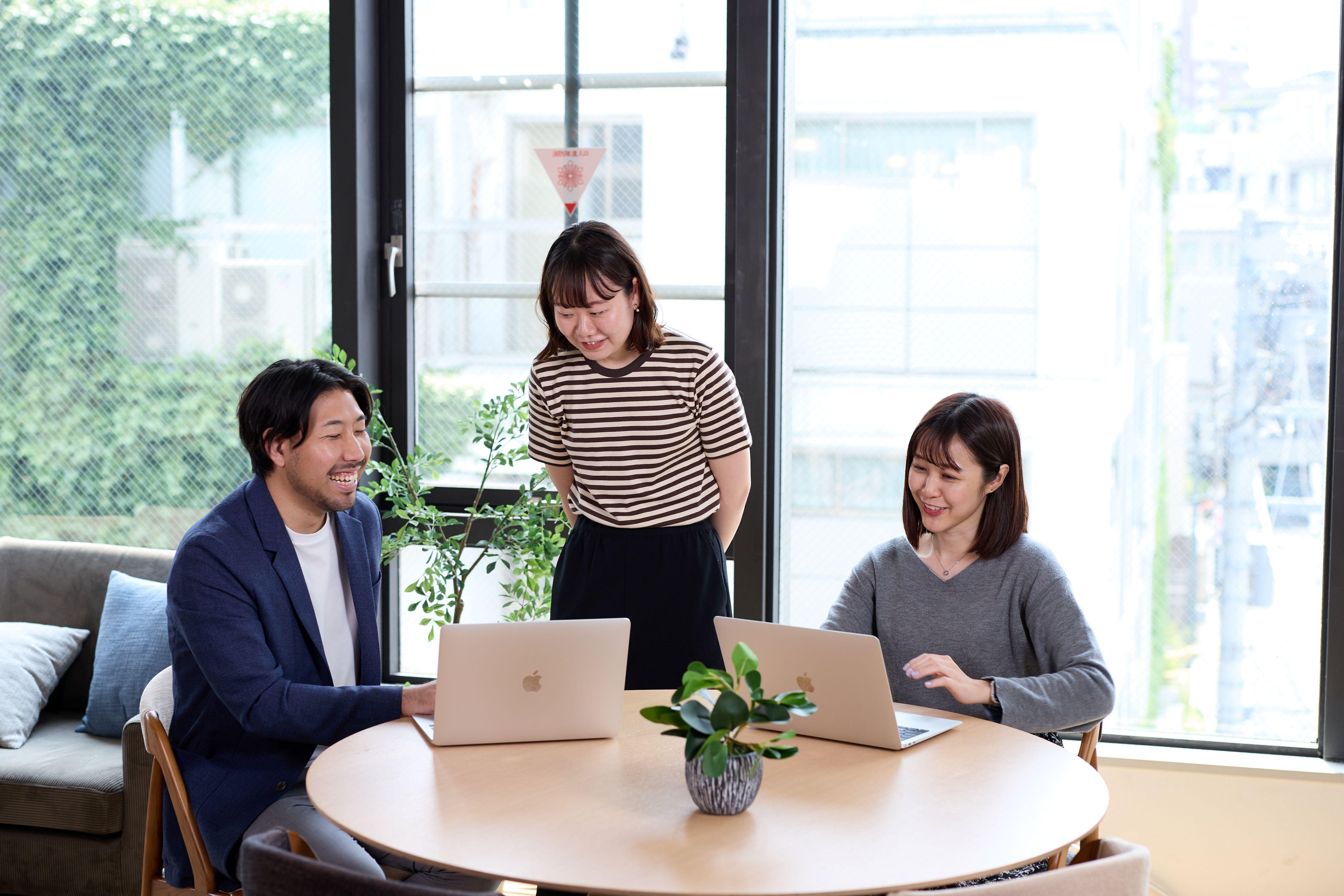 20～30代のメンバーが中心。席はフリーアドレス制なので、気持ちのリフレッシュもしやすい環境だ。