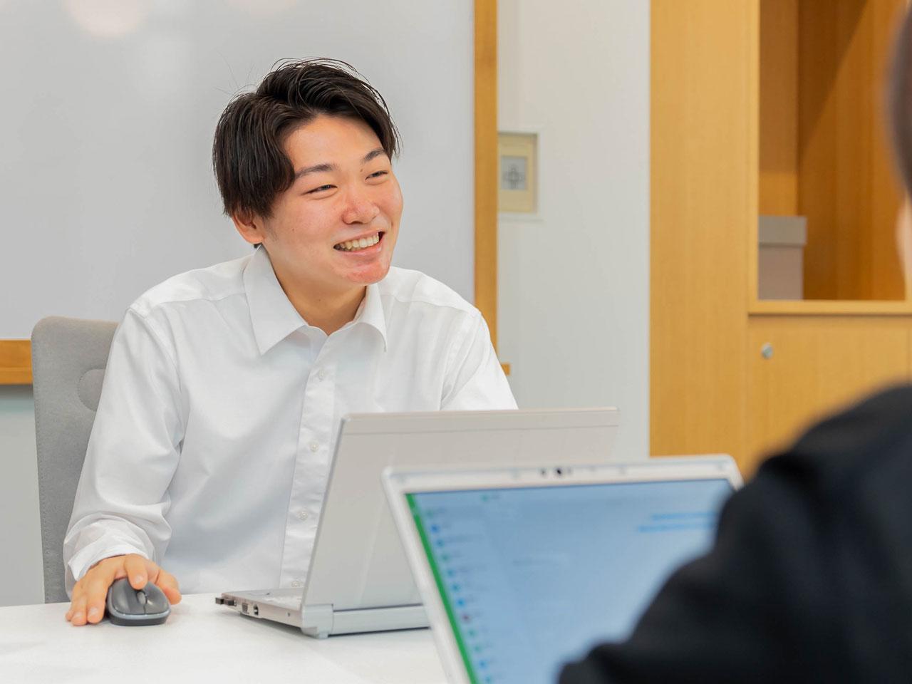 そんな同社が求める人材像は、社内外におけるコミュニケーション力だ。