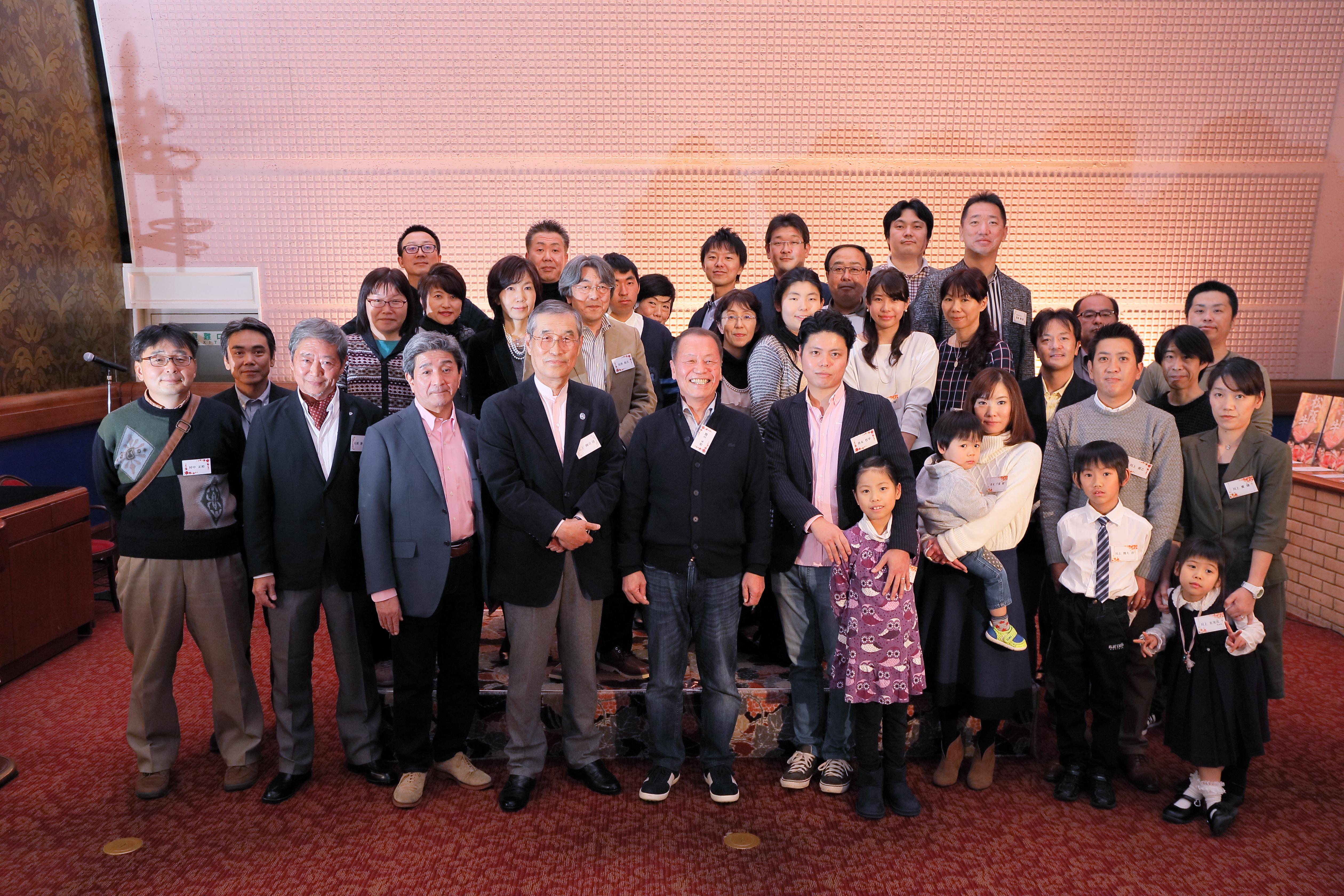 年2回全員が集まる全社ミーティングのほか、年1回、社員旅行に出かけて親睦を深めている。