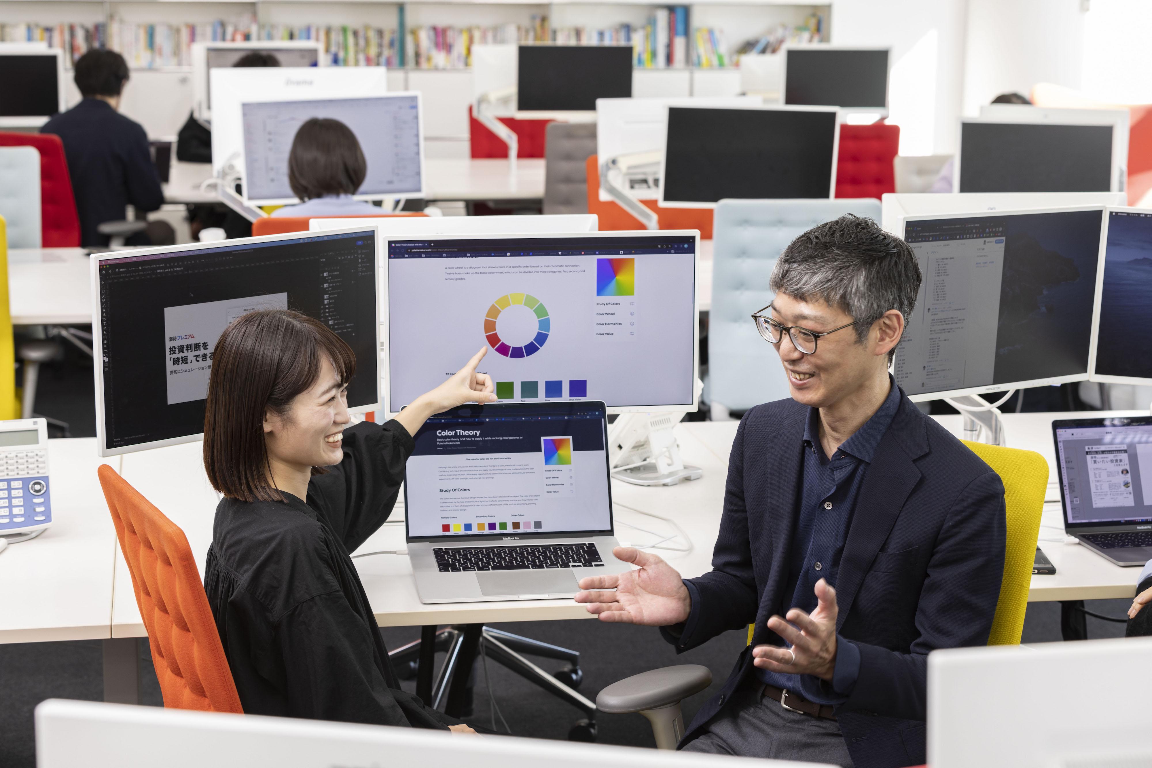 営業・マーケティング・デザイナー・エンジニアが連携して意見を出しあい、サイトの成長を支えている