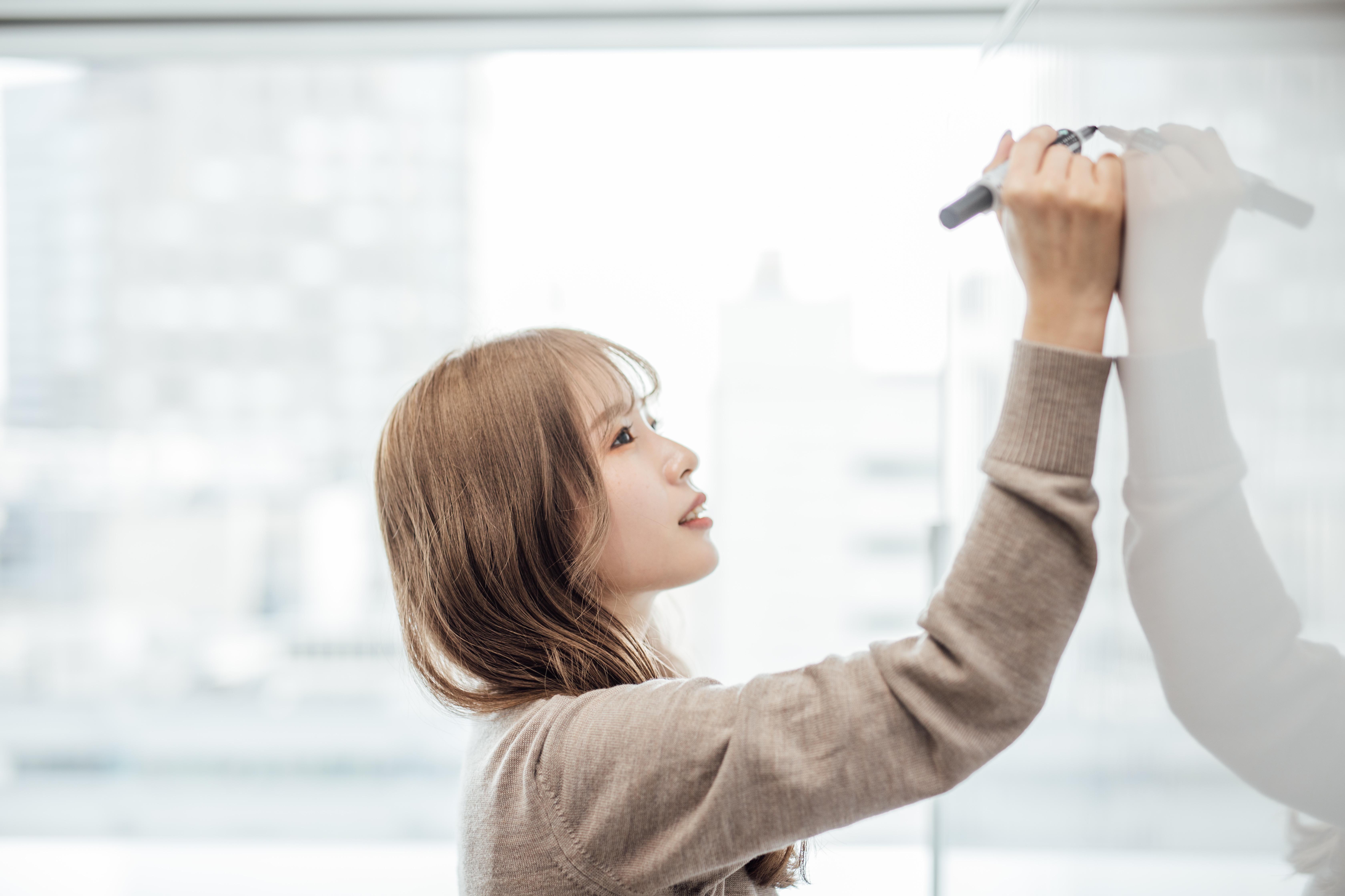 ▍挑戦できる環境で主体的に働ける
当社では、結果を出すためのマインドとして、まずはやってみることや主体性を持って取り組むことを掲げています。
挑戦することで、たとえ失敗したとしても、経験と効果検証は残り成果に近づいているという考え方を重視。率先した取り組みは仕事の効率を上げられ、成果の質と目標達成までのスピードが上がるという点も意識してPDCAを回しています。