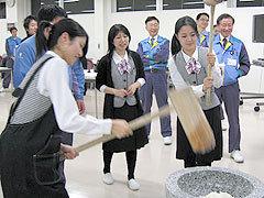 社内レクリエーション（餅つき）