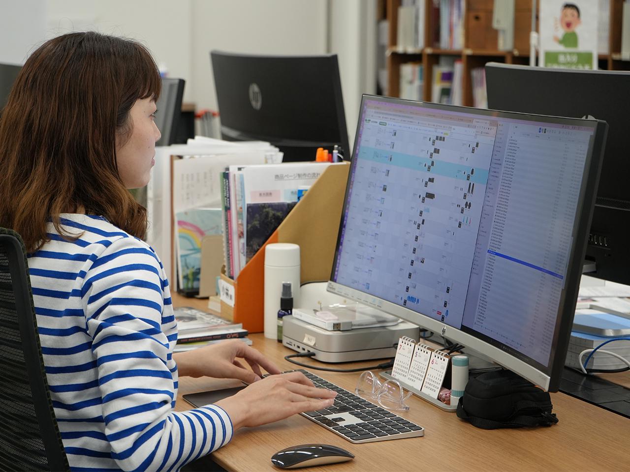 クリエイティブメンバーは大画面モニタでMACのPCでお仕事できます！