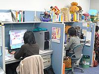 デスクの周りはキャラクターがたくさん・・・！<br /><br />