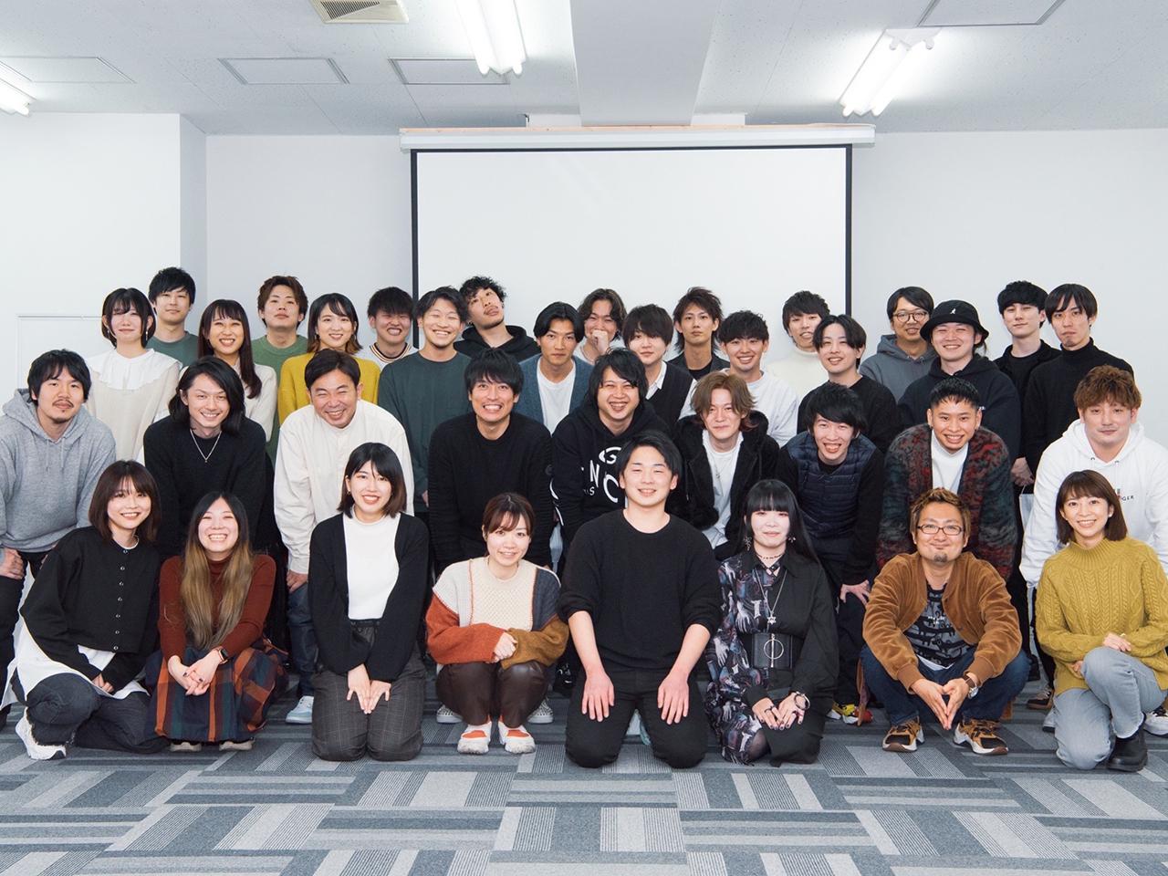 得意とするWEBマーケティングを軸にメディア運営や、オリジナル商品のECを手掛ける。徹底的に作り込んだクオリティの高い企画と内製による企画からリリースまでの圧倒的なスピードが強み。

上長に「ダメ」と言われたときに自分でブラッシュアップできてしまう企画や納期にはまだ甘さが残っている。常に自分の限界を超えるチャレンジをし続けることが、成長に繋がるという。