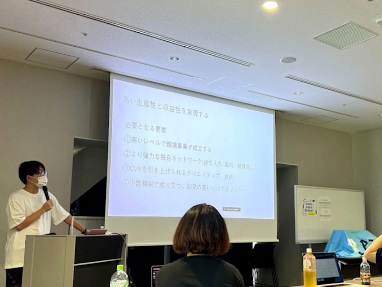 半期に一度開催している「総会」の様子。社長から次半期や来期の方向性についてじっくり話を聞き、部署ごとに分かれてのワークを実施。社長発表を受けて、個人としてチームとして何をすべきかを考えます。