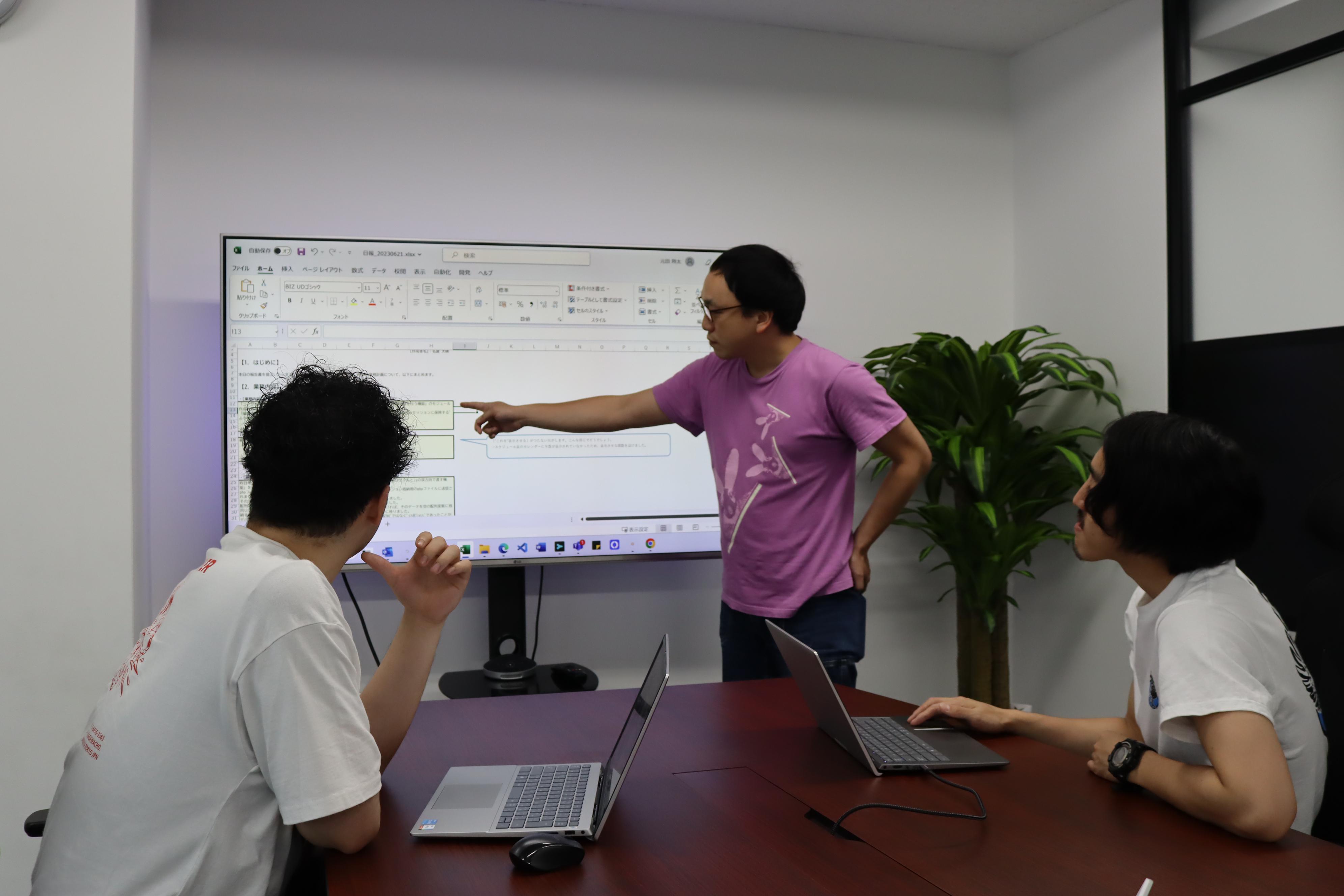 未経験で入社したエンジニアが多いからこそ、自身の経験を活かしながら丁寧に指導する方針。短期間で習得できることはもちろん、案件を任されるようになるまで