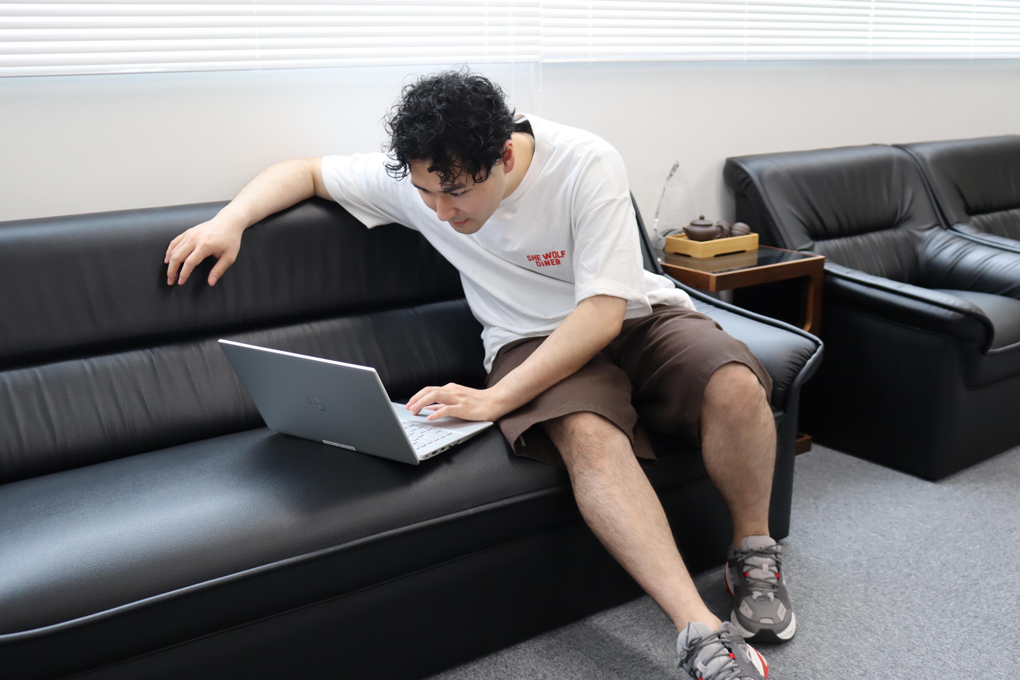 ラフな格好で出勤OK！上下関係のストレスも全くゼロ！自由度の高い社風です。