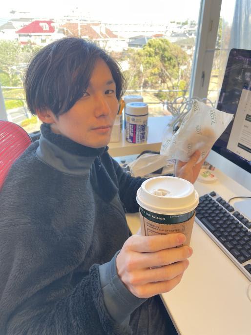 建築家のガラス張りオフィスで快適に仕事をしています