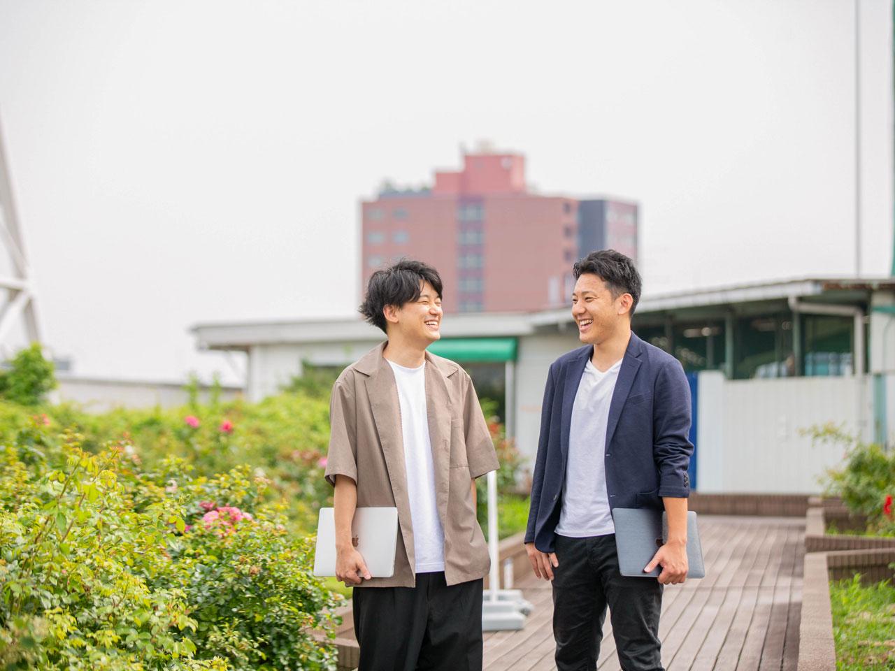 現在は組織も少しずつ拡大。嘉名氏の幼なじみである永井健太郎氏をはじめとしたメンバーが揃う。リモートワークも積極的に行いながら、丁寧なコミュニケーションでチームワークが出来上がっている。