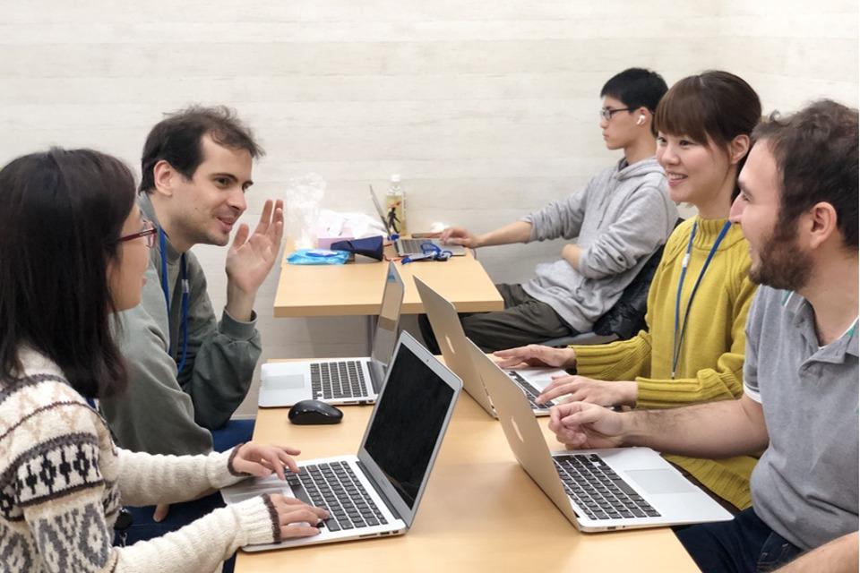 外国籍のエンジニアが多く、グローバルな環境で技術力の高いメンバーと働ける環境だ。