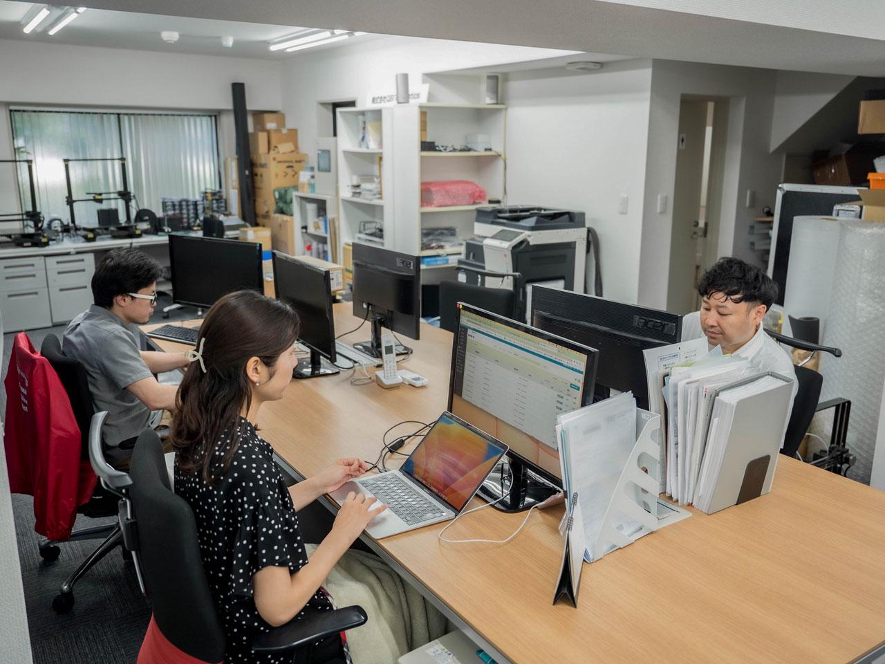 サービスロボット全般のシステム設計、導入・運用支援等を事業にしており、2021年6月、大手デベロッパーのオフィスビルにおいて館内配送集荷サービスを開発。