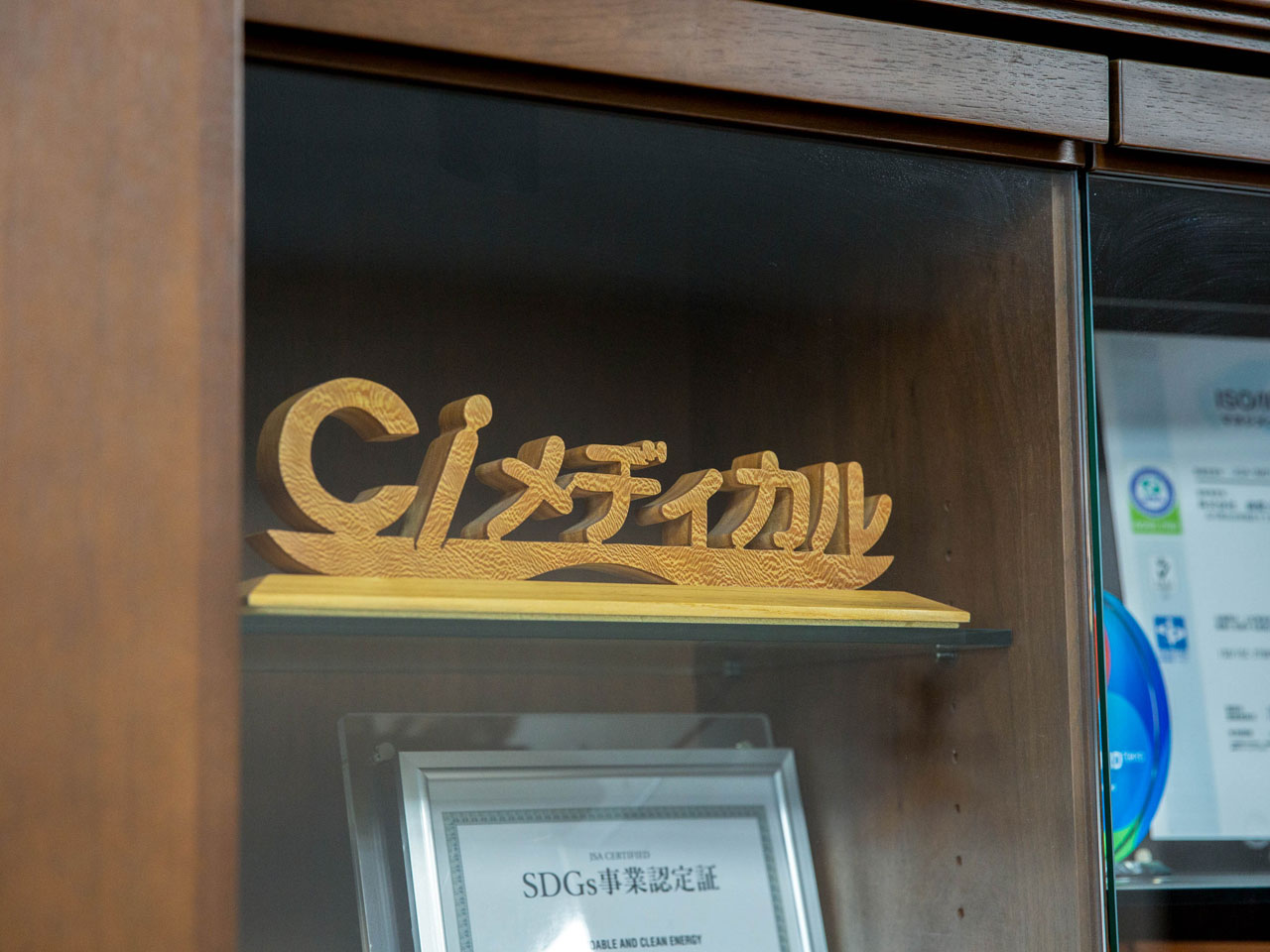 石川県白山市にある同社は、祖業にしてメイン事業である歯科クリニック向けのカタログ通販を筆頭に、様々な事業を多角的に展開している。