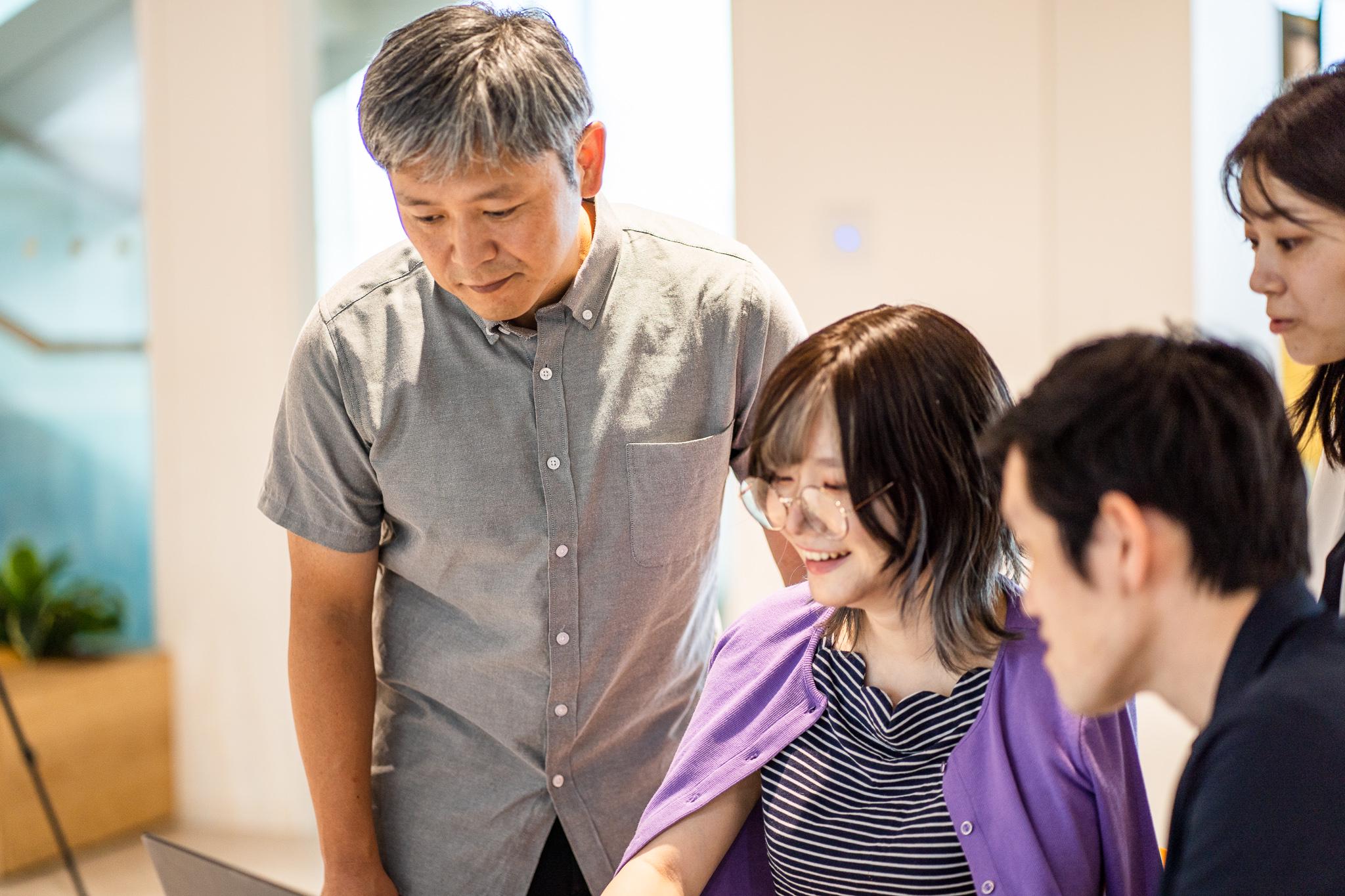 平均年齢は36歳。仕事中も和やかな雰囲気で、業務外でもチームや部署の垣根を超えた交流の機会も多いという。