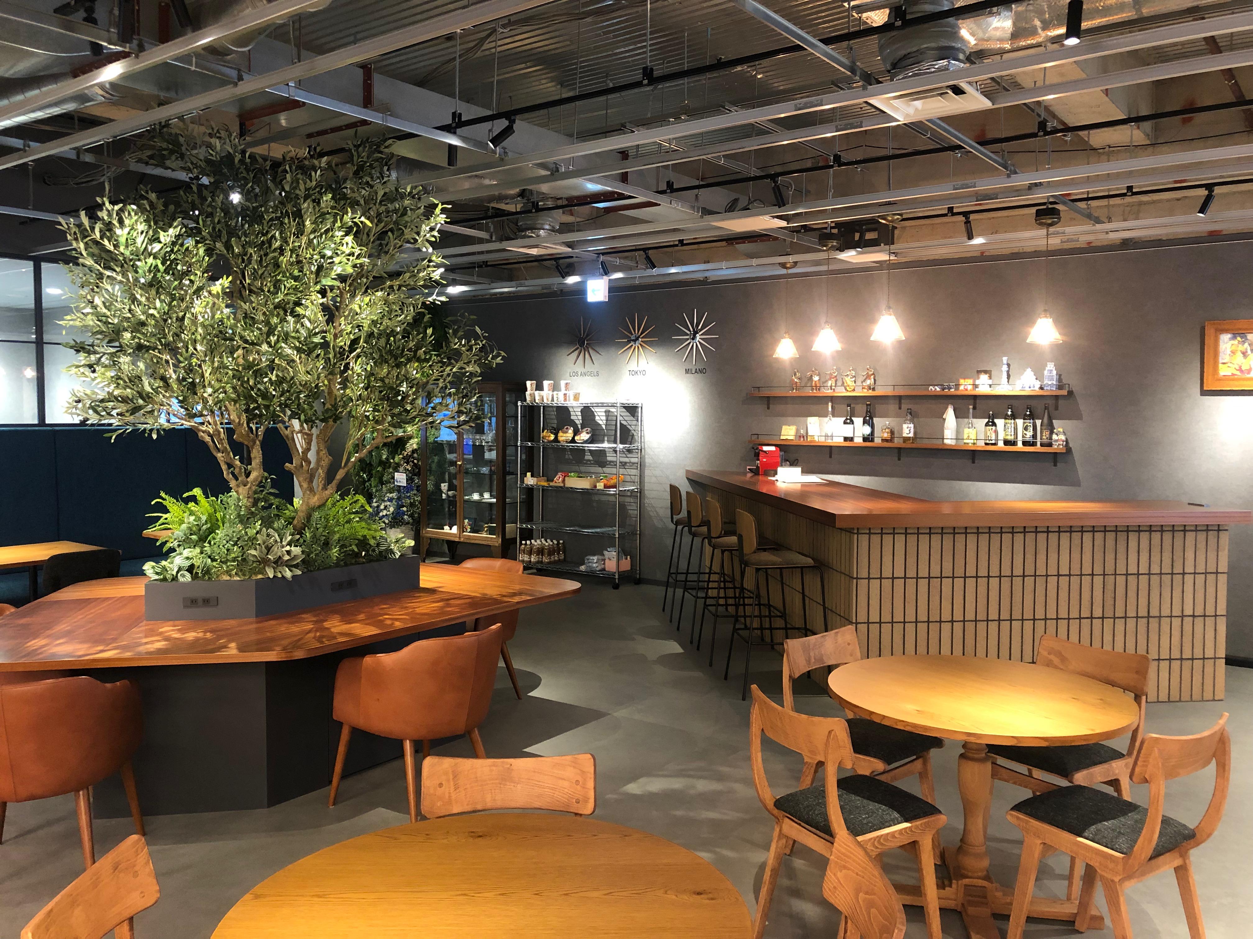 2022年より東京・芝に本社機能を移転、新たなオフィスは日々過ごすうえで心地良い空間であることはもちろんのこと、仕事に集中できる環境が整っています。また社内には従業員全員が無料で利用できる酸素ボックスなど健康維持のための福利厚生設備も充実しています。