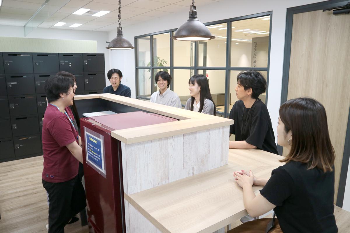 事業部間での人事異動や交流が盛んに行われる。社内のカウンターコーナーでは飲み物などを片手に軽いミーティングや雑談も。