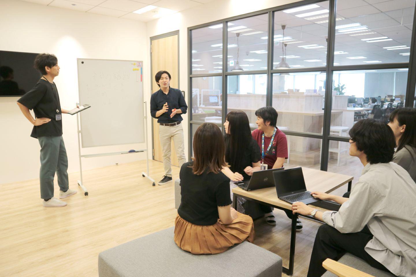 職種やTPOによるが、オフィス内は私服勤務OK。のびのびと働くことができる環境だ。