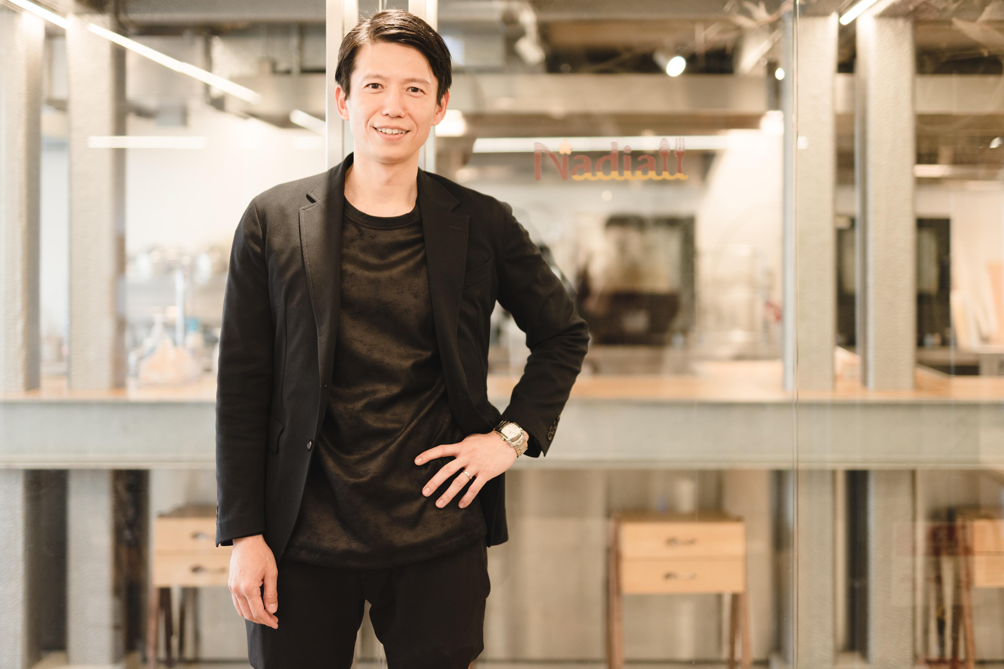 代表取締役の葛城。
ソニーミュージックエンタテインメントで人をプロモートする仕事を経て、リクルートでメディア事業に従事。のちに「食、農業界」にて起業。IT✕芸能を「食」の世界で体現。