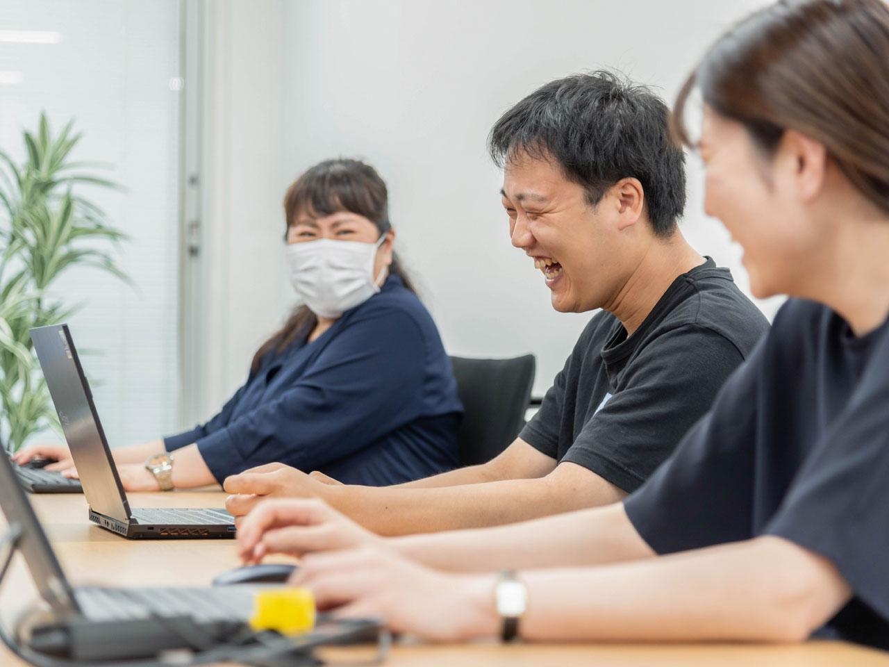 メンバー同士が意見を出し合いながらアイデアを練り上げ、形にしていくフェーズなため、働き方は出社・対面になるが、その分大きなやりがいや手応えの得られる仕事ができるはずだ。