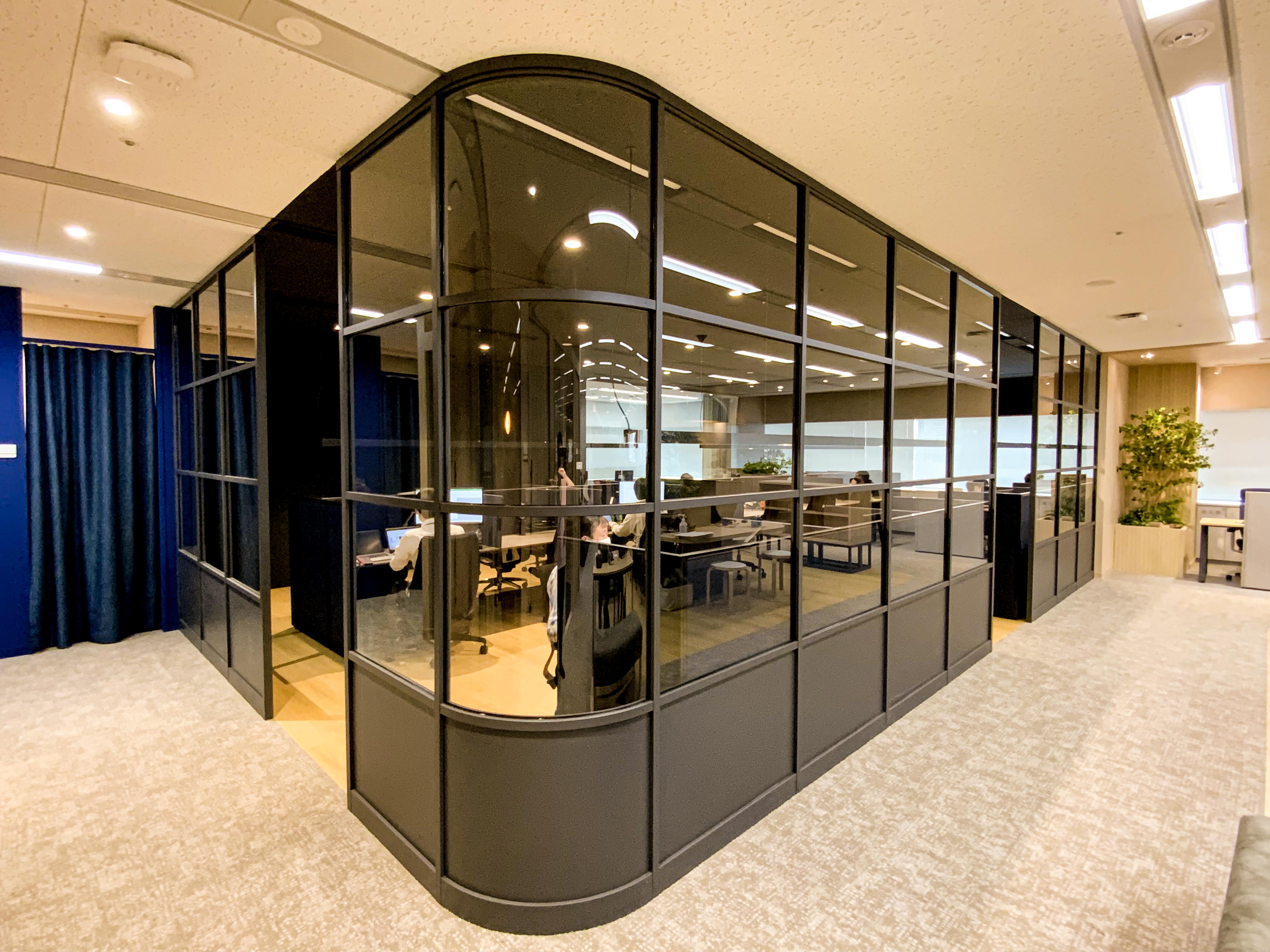 開発専用のプロジェクトルームや集中ブースも完備