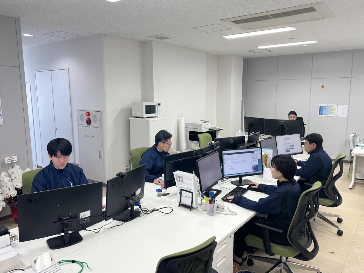 顧客対応からマーケティングまで、一人ひとりの業務範囲は幅広い。個人の結果と会社の実績が直結されるため、成長を実感しやすい環境が魅力。