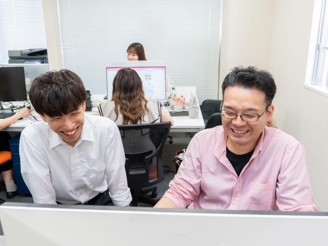 縛りごとの少ない自由なカルチャー、満足できる給与、意味不明な新規事業が特徴。