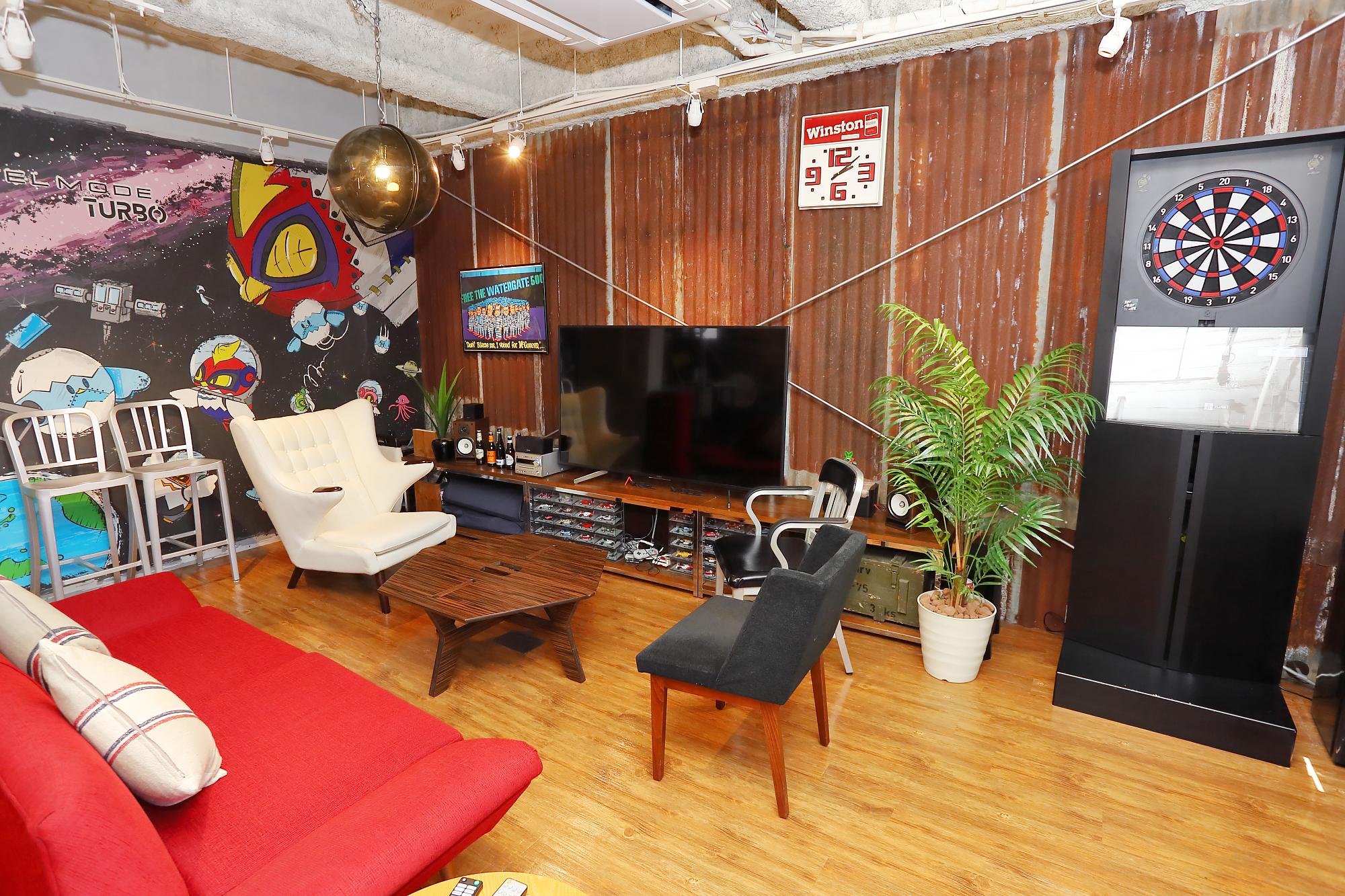 広々とした開発拠点には、お菓子や飲み物も完備しています。息抜きも大切ですね！