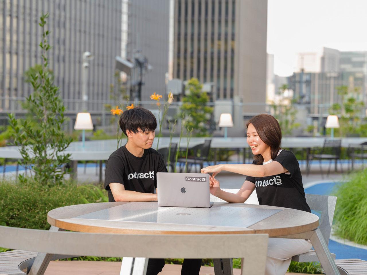 メンバーは互いに尊重し合って、共に顧客のためサービスのブラッシュアップと普及に努めている。