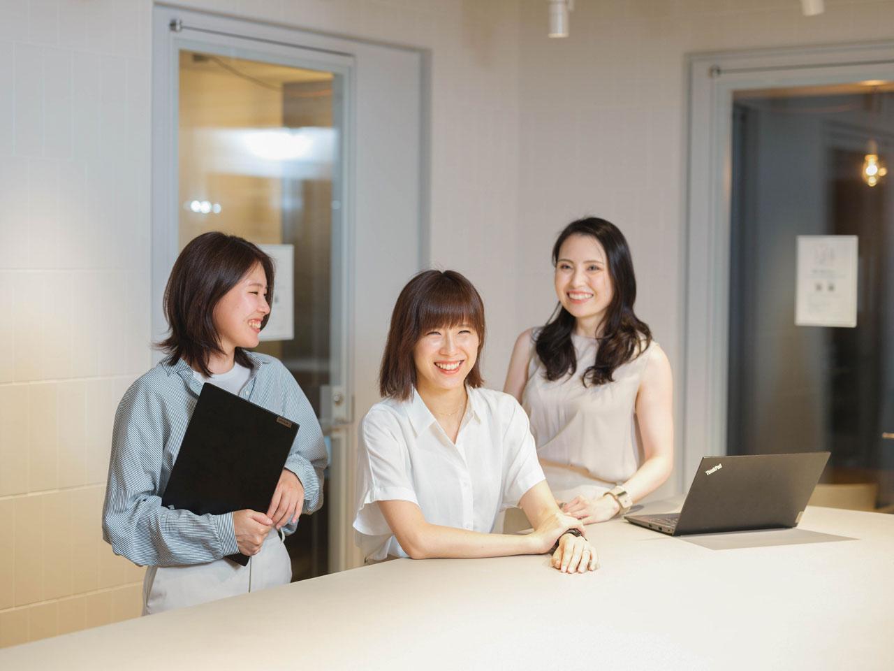 契約書作成からレビュー、承認、締結、更新、管理といった、契約にまつわる業務を、一つのソリューションに集約し、契約に関わる各部署の担当者で、簡単に情報共有ができる。