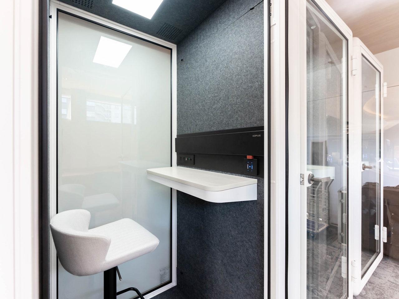 同社の最大の強みは、無料で数万曲を楽しめることである。自社で伴奏をプロデュースし、 “バズる”と見込んだ新曲をハイスピードで配信する。