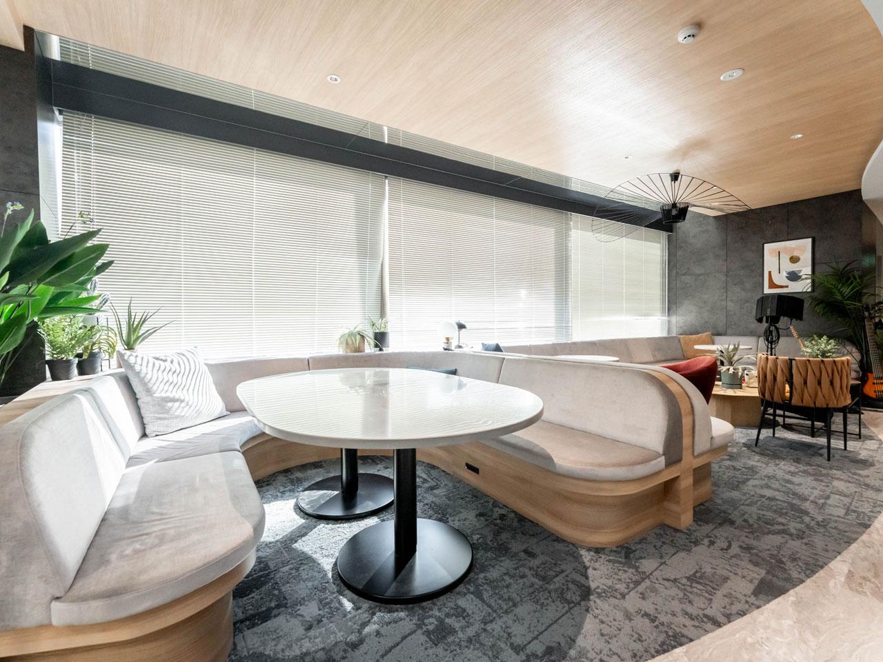 リアルな場（オフラインカラオケ）との共存も図り、カラオケ大会や店舗型カラオケとのコラボを果たした。