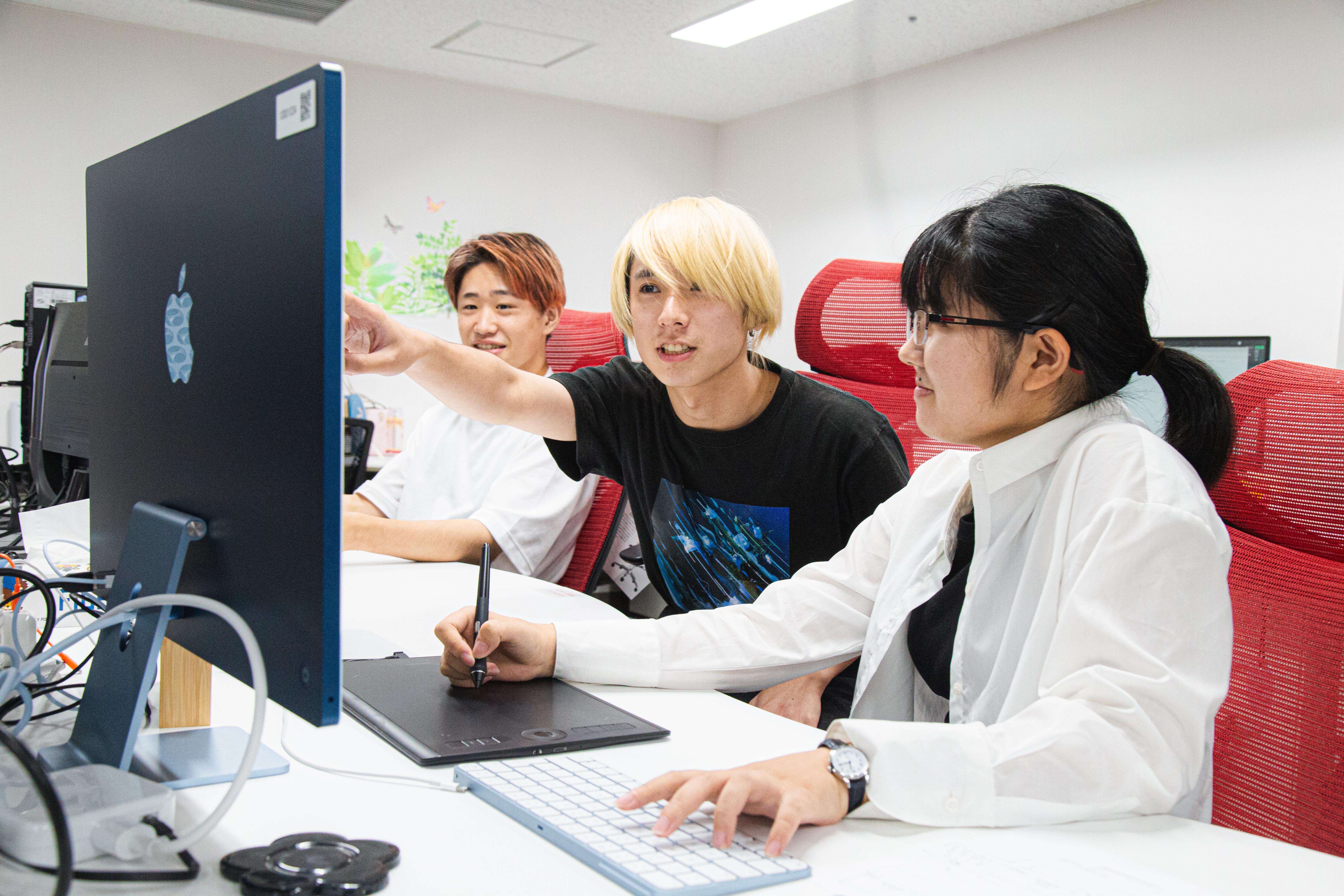 先輩社員にも気軽に提案ができる、風通しの良い環境です。
軽い打合せは自席で行うため、仕事はスピーディー