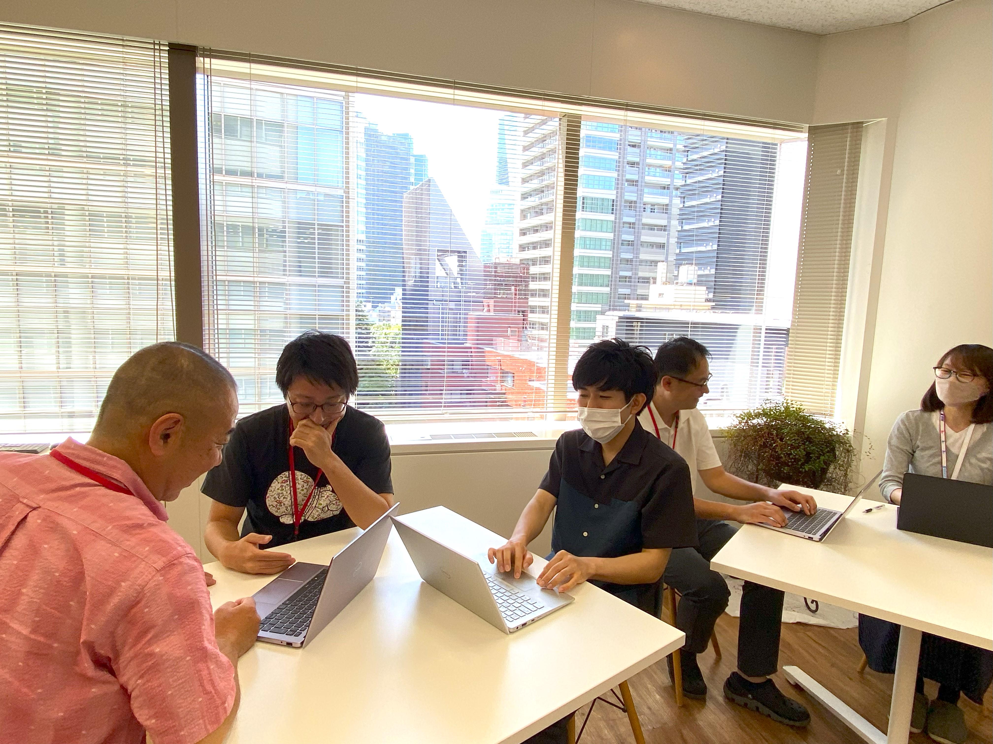 広々としたスペースで伸び伸びと仕事が出来る。
親会社オープンドア社内にオフィスがあり、共有スペースも利用できる。