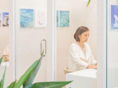 1人用のブースがあり、オンライン会議や集中したい時などに活用しています。