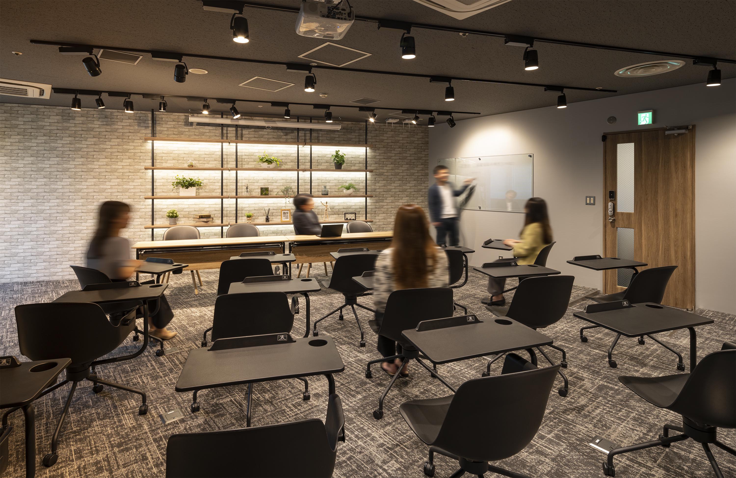 自社内でセミナーを定期的に開催し、多くのお客様に来訪していただいております。