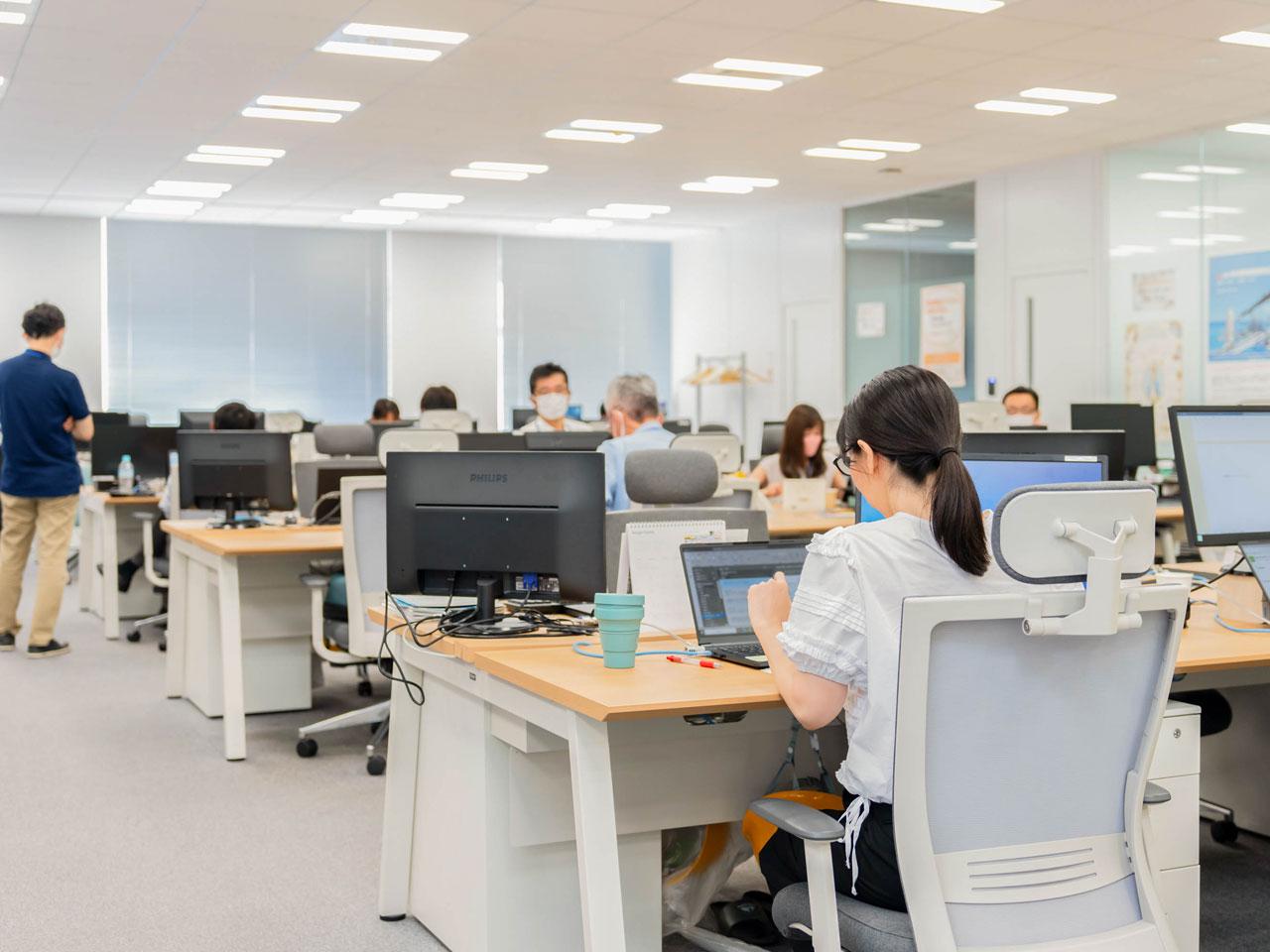 明るく広々とした執務スペース。オフィスチェアにもこだわり、長時間座っていても疲れにくいものを利用している。