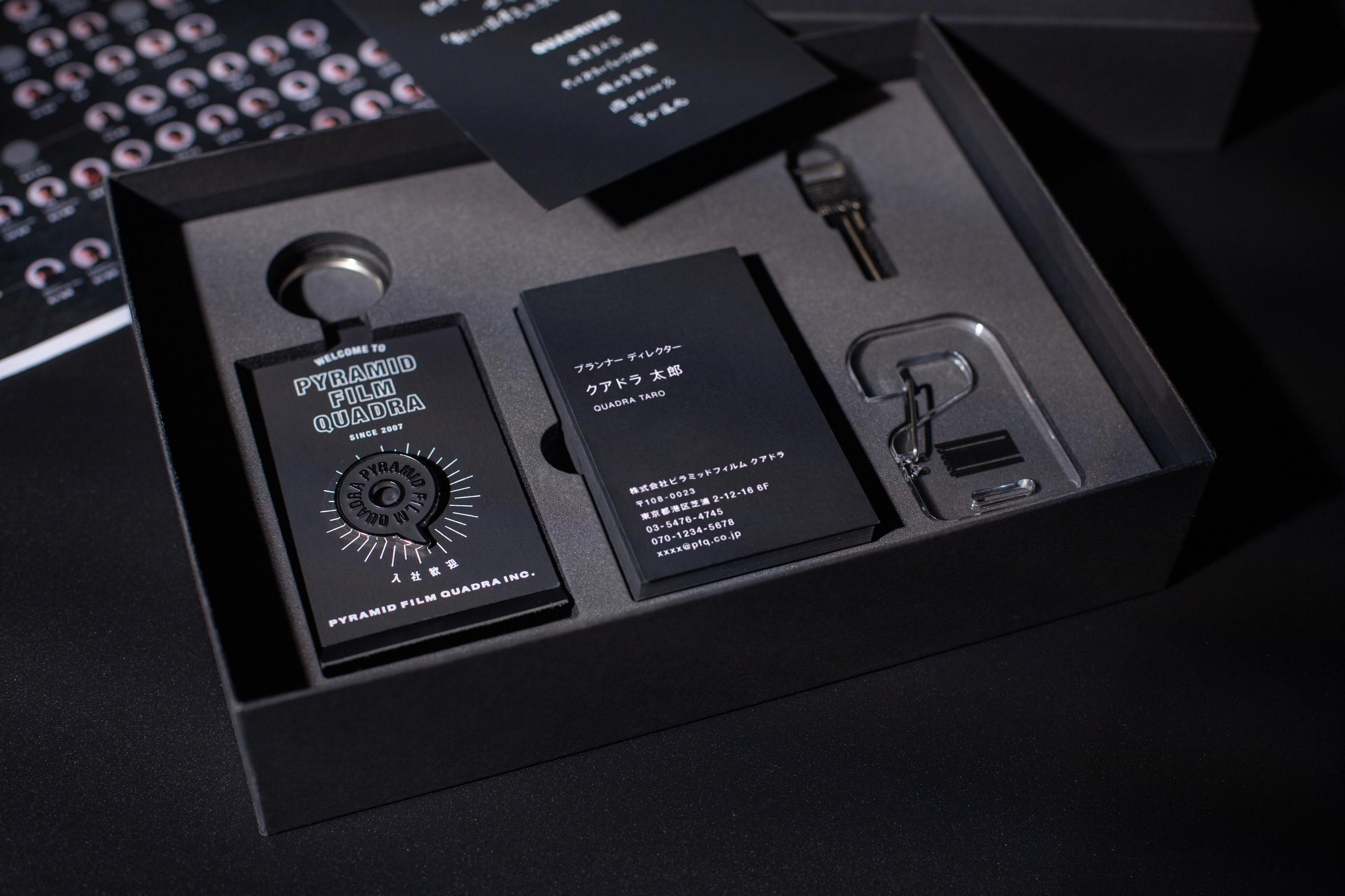 新メンバーが入社すると「QUADRA WELCOME KITをお渡ししています。
各グッズは型抜きのクッションにレイアウト。高価な贈答品が送られてきたときのような、はたまた新しいガジェットを買ったときのような高級感とワクワク感を体感してほしいのと、歓迎の意味も含め制作しました。