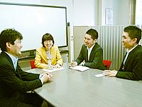 ミーティング風景<br>年齢問わず、コミュニケーションが行われる。