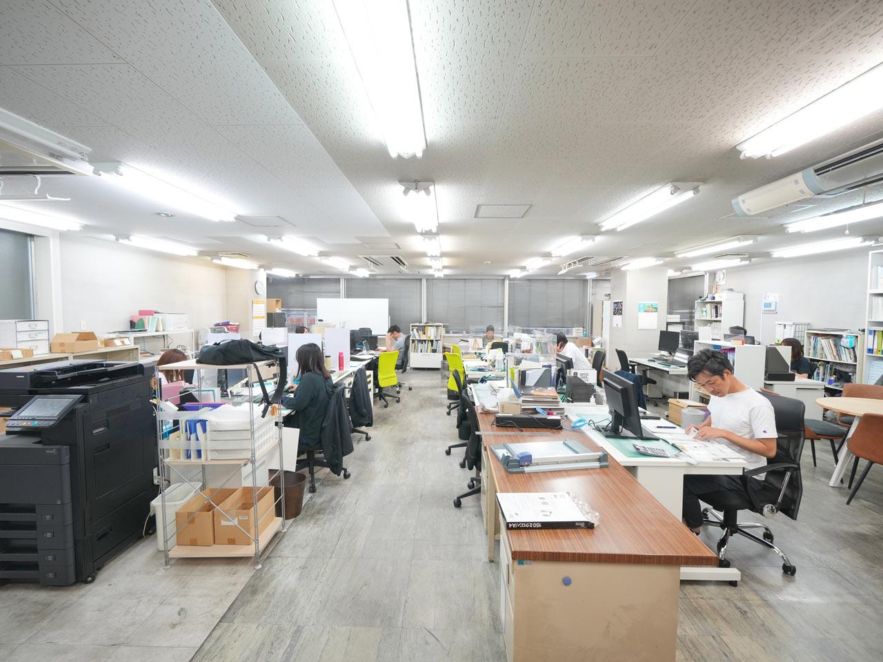 2006年4月の設立以来、家具やインテリアの敷居を下げ、手軽に楽しんでもらいたいという願いの下、20代から40代までの女性をメインターゲットとしたオリジナル商品を展開し、右肩上がりの成長を遂げてきた。