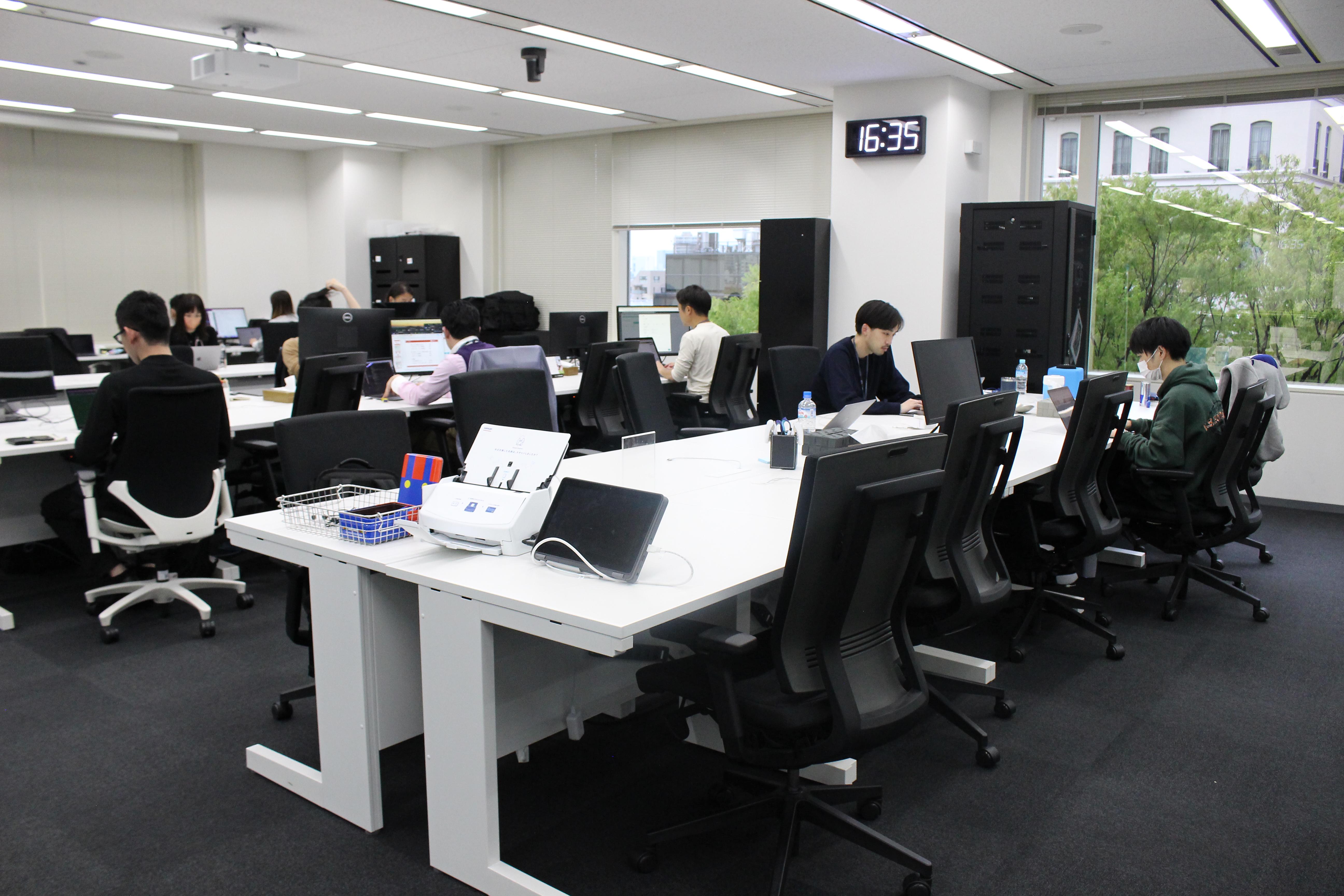 リモートとオフィス出社を組み合わせたハイブリッドを採用。社内はフリーアドレス。