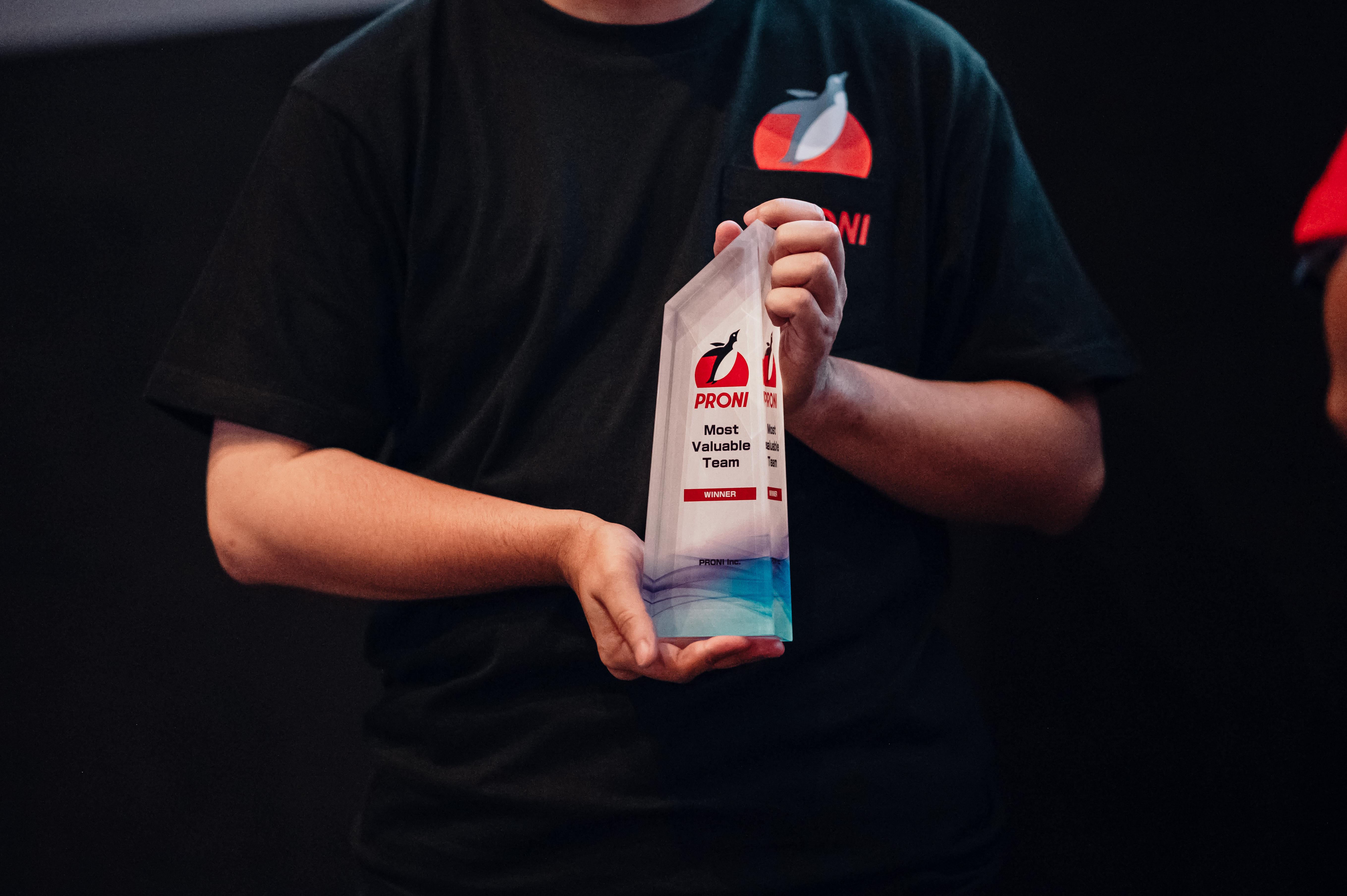 MVP表彰制度有り。会社の価値観である「コンパス」を体現したメンバーに贈られます。受賞者をメンバー全員で称え合っています！